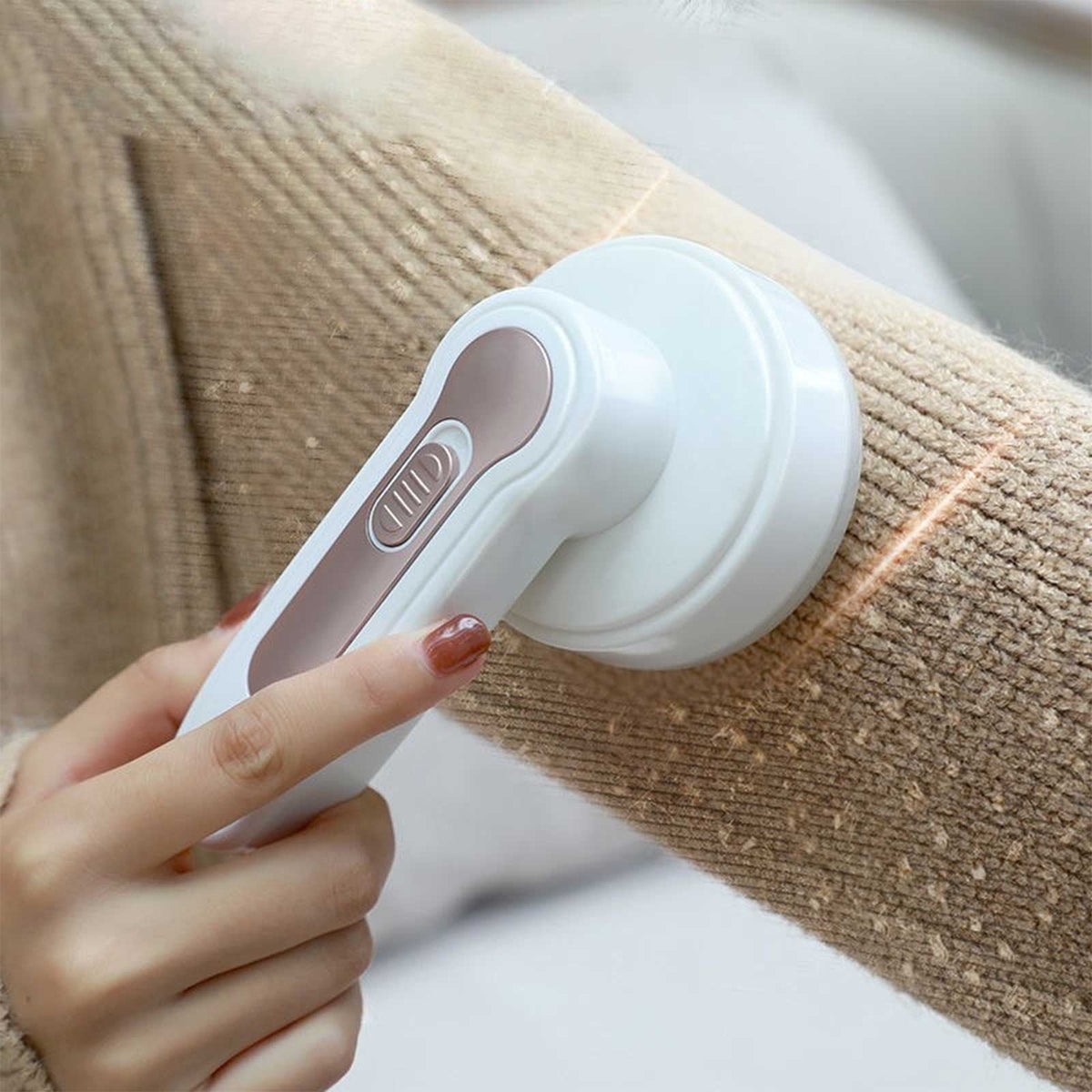 Rechargeable Fabric Shaver for Sweaters with Honeycomb Guard and Auto Shut-Off - Image 2